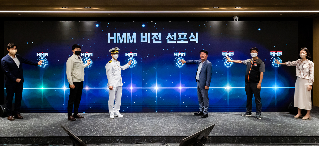 HMM CEO Kim Kyung-bae unveils HMM’s mid-to-long term business strategy to the press on Thursday. (HMM)
