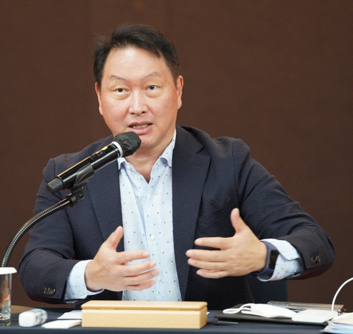 KCCI chairman Chey Tae-won talks at a press conference at the organization‘s annual forum held in Jeju on Wednesday. (Yonhap)