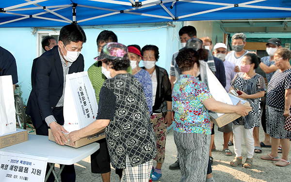 Senior local residents receive items prepared by Jung District Office in Incheon to help fend off heat waves. (Jung District, Incheon)