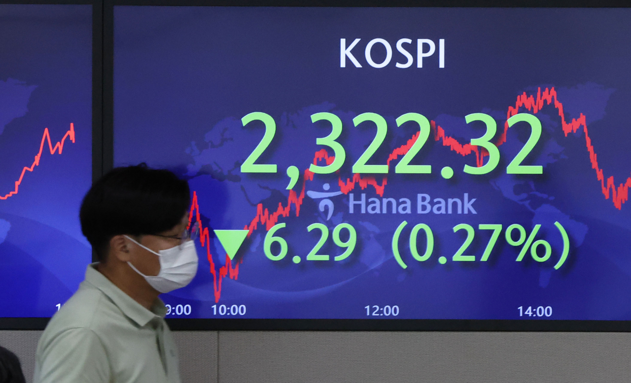 An electronic board showing the Korea Composite Stock Price Index (Kospi) at a dealing room of the Hana Bank headquarters in Seoul on Thursday. (Yonhap)