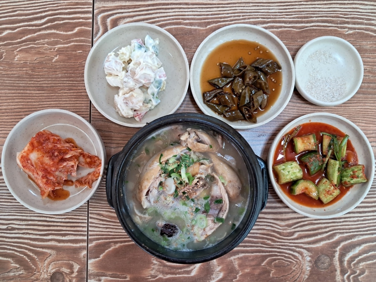 Samgyetang at Traditional Food Town in Gwangju, Gyeonggi Province (Lee Si-jin/The Korea Herald)