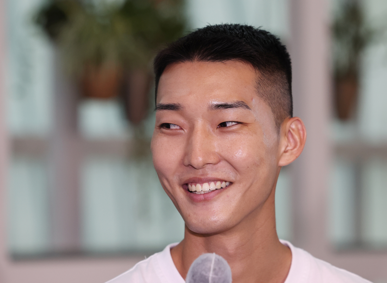 In this file photo from June 30, South Korean high jumper Woo Sang-hyeok speaks with reporters at Incheon International Airport in Incheon, just west of Seoul, before departing for the United States for the World Athletics Championships. (Yonhap)