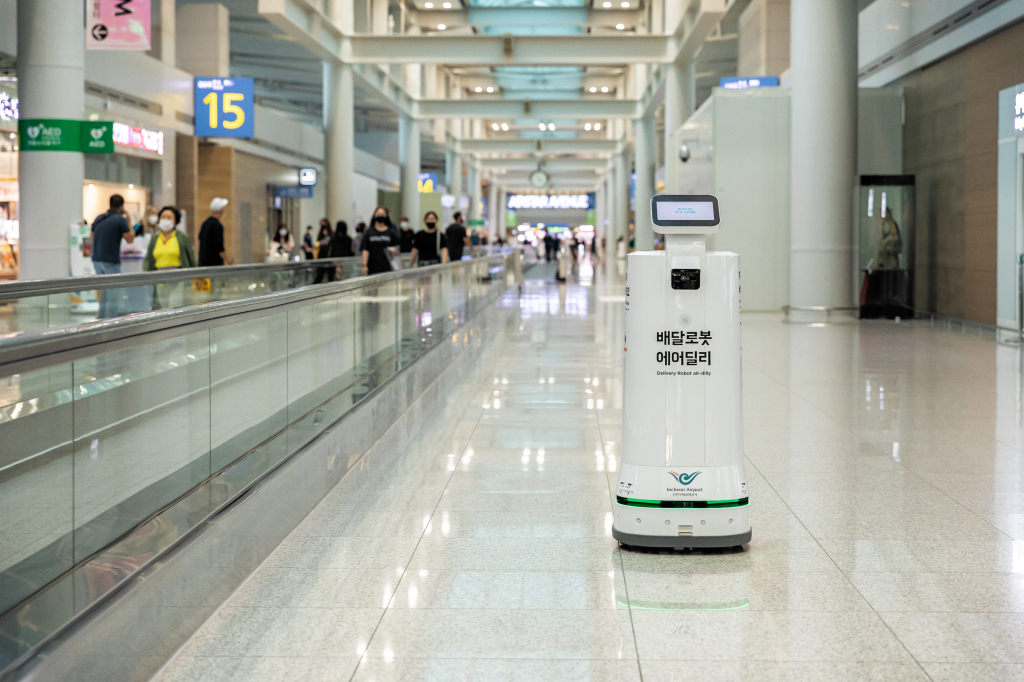 Baemin’s service robot Air-dilly makes its way through Incheon International Airport. (Baemin)