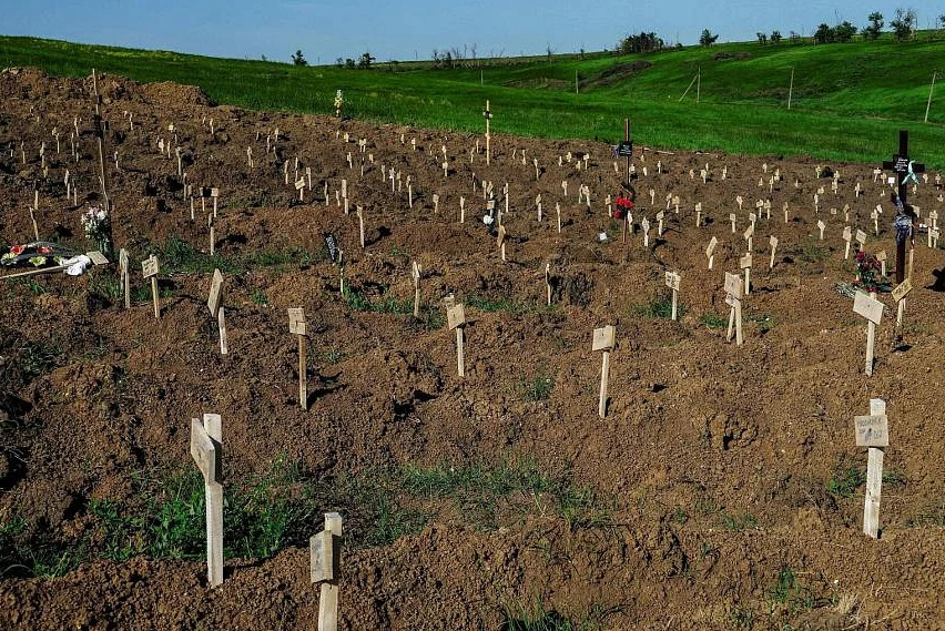Fresh graves are seen at a cemetery in Mariupol on June 2. (AFP)