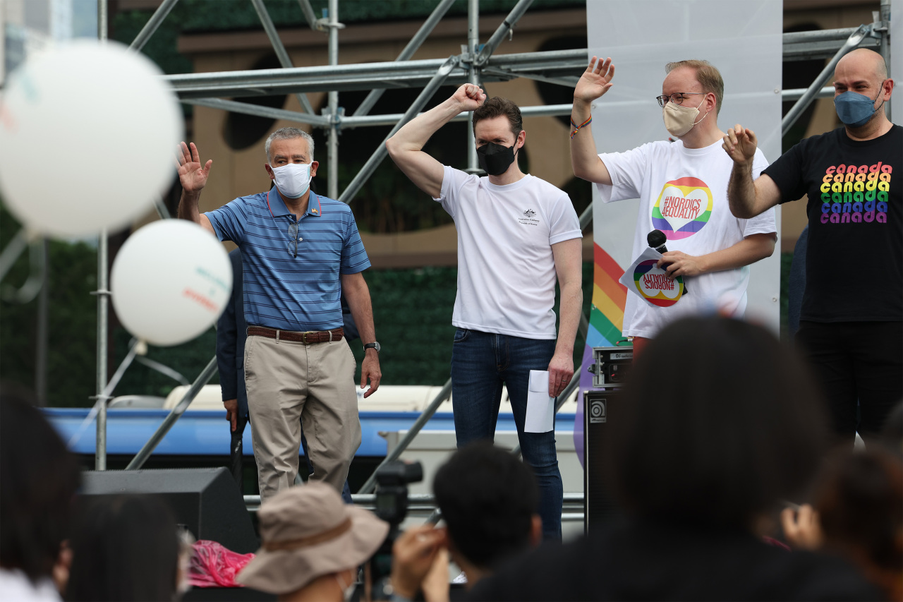 Several foreign envoys, including US Ambassador to Korea Philip Goldberg (left), spoke at this year's Seoul Queer Culture Festival. (Yonhap)