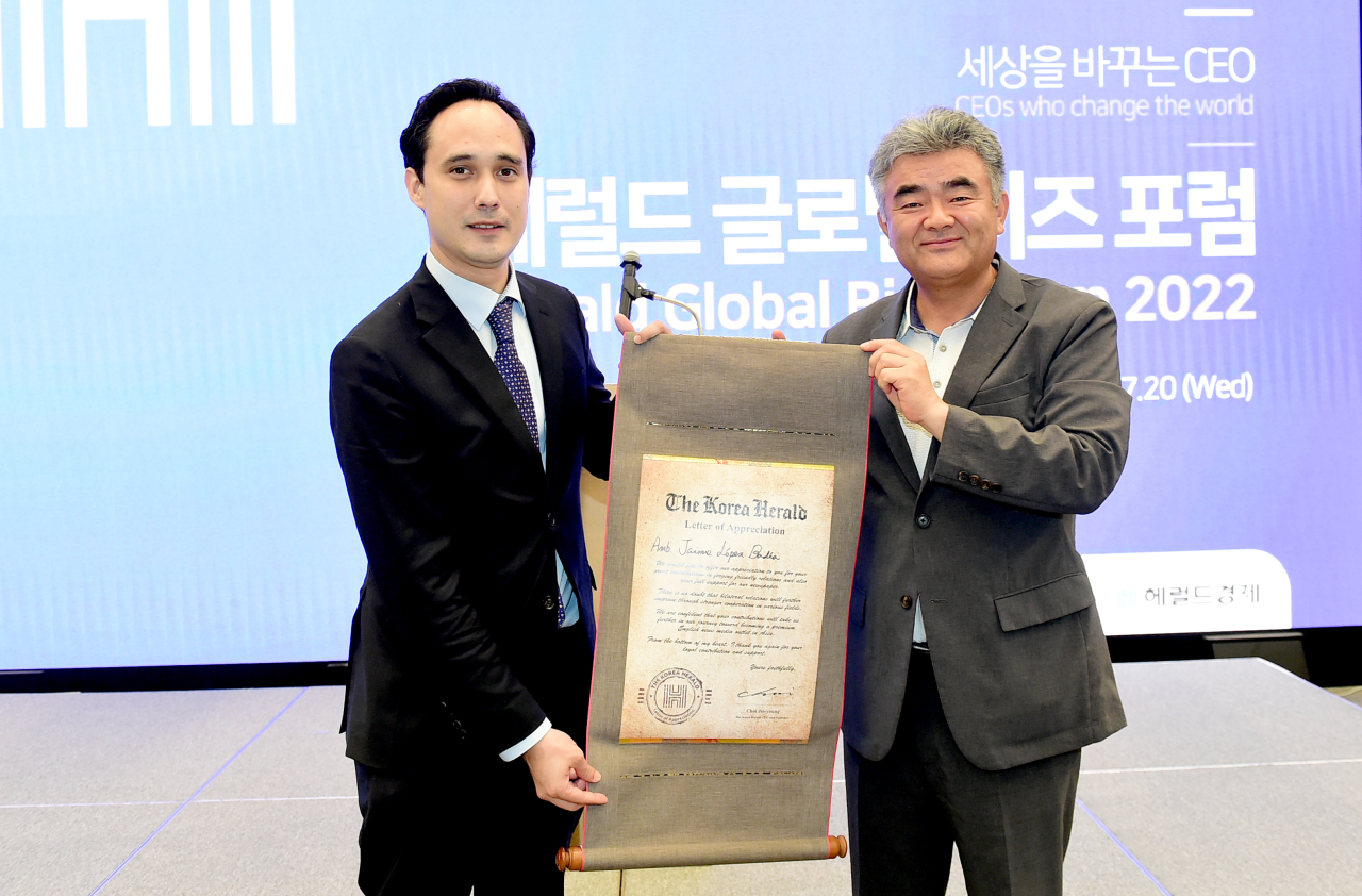 Herald Group Chairman Jung Won-ju (right) presents a letter of appreciation to El Salvador Ambassador to Korea Jaime Jose Lopez at the second session of The Korea Herald’s Global Business Forum at the Ambassador Hotel in Seoul, July 13. (Jenny Sung)