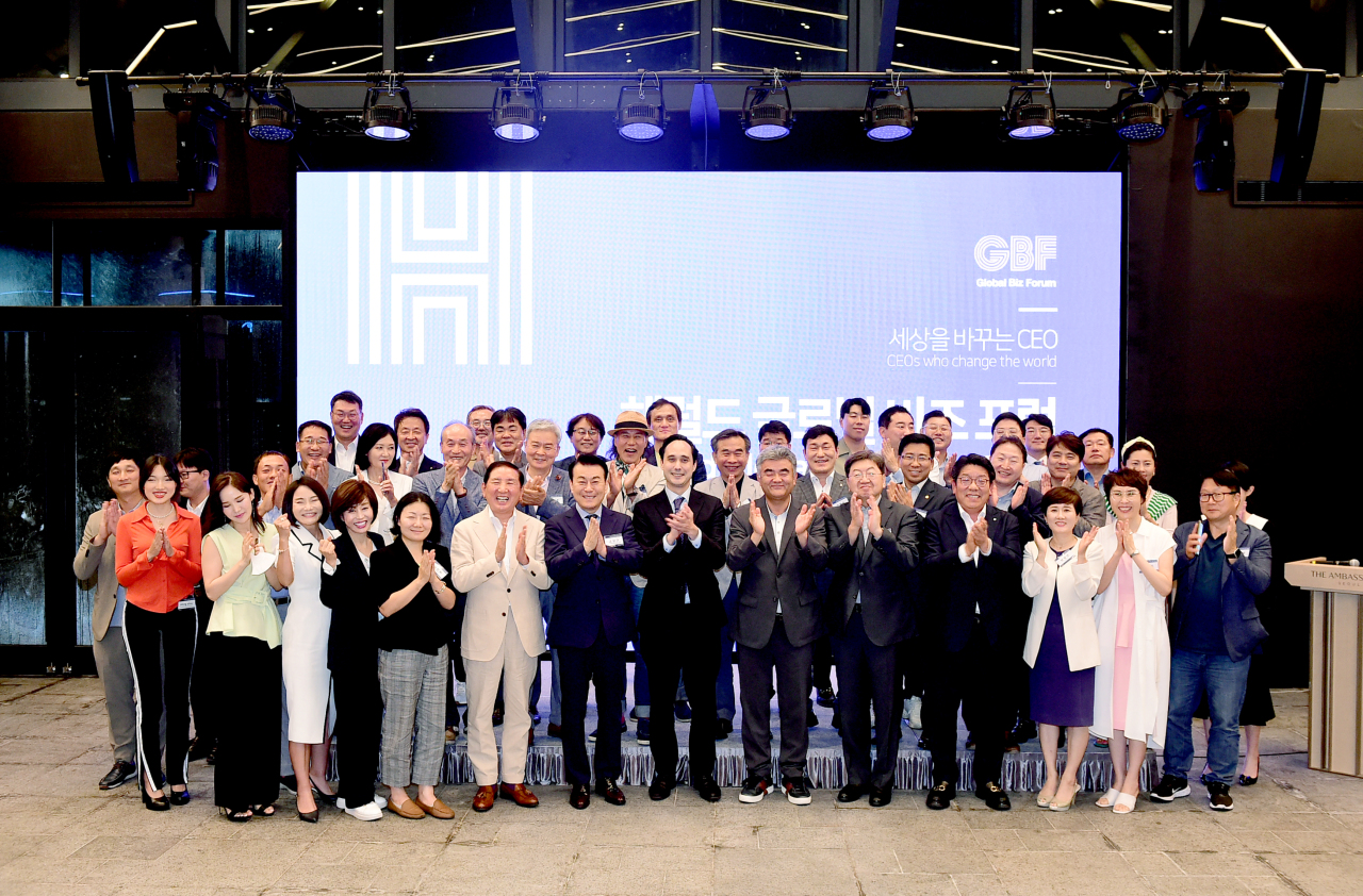CEOs and guests pose for a group photo at the second session of The Korea Herald’s Global Business Forum at the Ambassador Hotel in Seoul, July 13. (Jenny Sung)