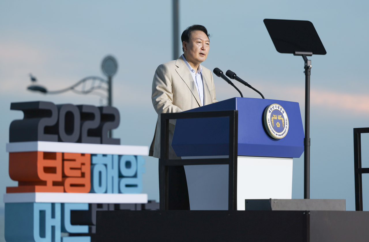 President Yoon Suk-yeol delivers an opening speech for the 2022 Boryeong Mud Festival at Daecheon Beach on South Korea's western coast on Saturday, in this photo provided by his office. (Yonhap)
