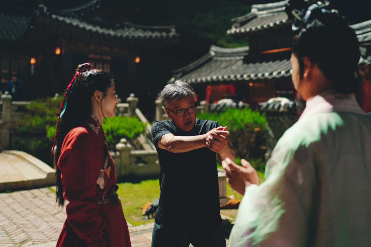 Korean director Choi Dong-hoon (center) gives directions to actors -- Kim Tae-ri (left) and Yum Jung-ah -- in the fantasy action film “Alienoid” (CJ ENM)