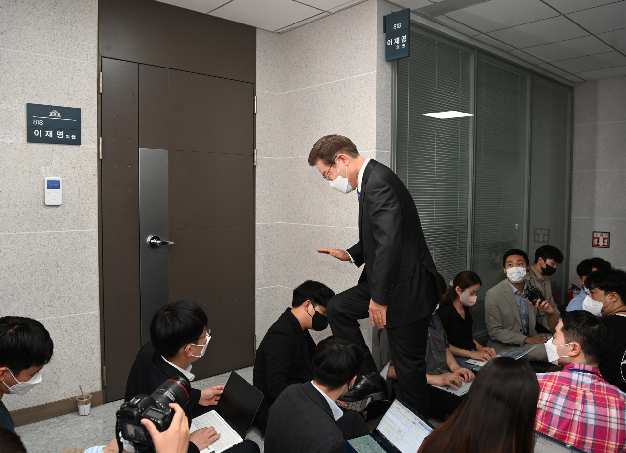 Rep. Lee Jae-myung of the main opposition Democratic Party of Korea enters his office inside the National Assembly in Yeouido, western Seoul, on Sunday after answering questions from reporters. (Joint Press Corps)
