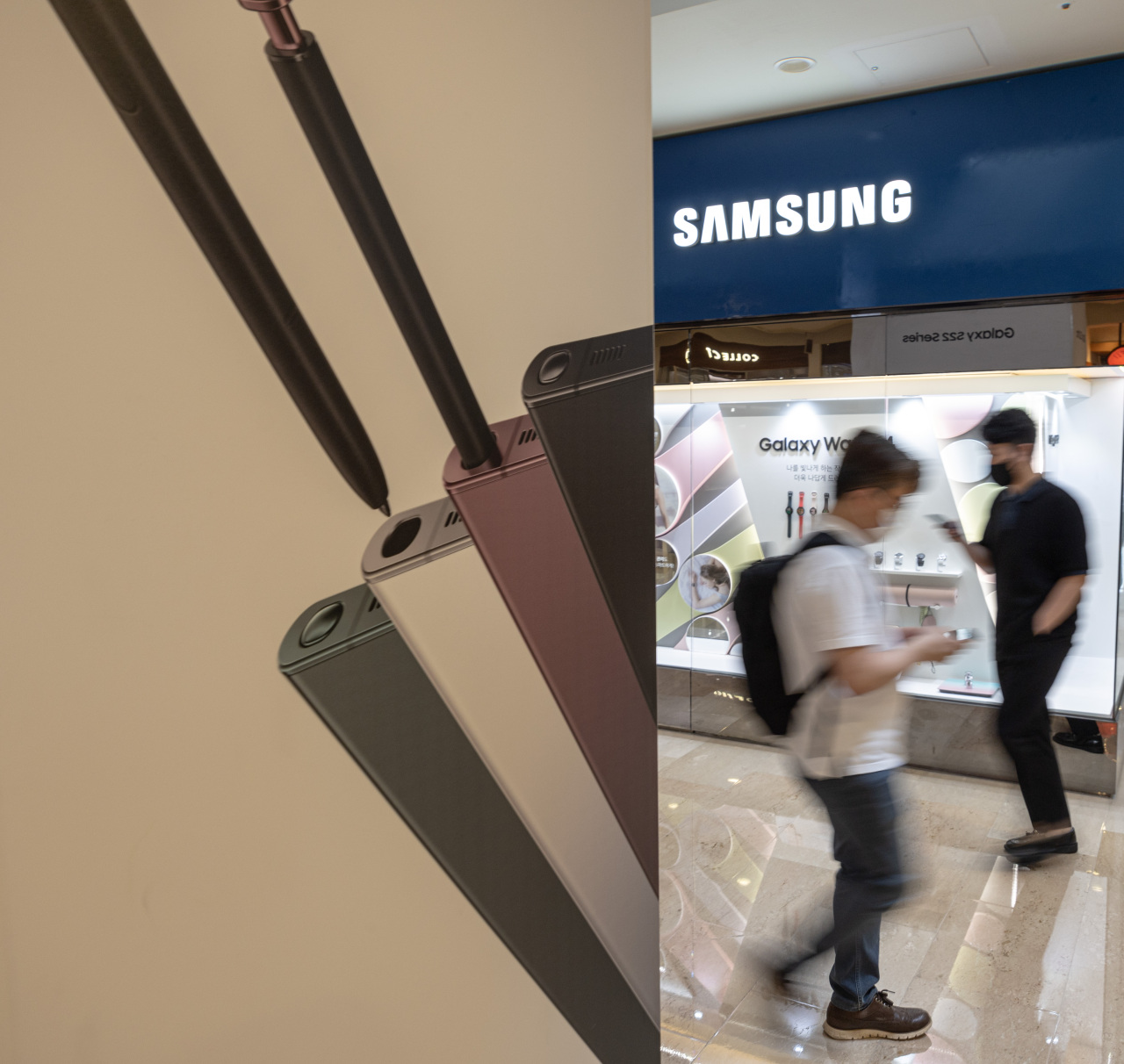 A pedestrian walks past an advertisement of Samsung Electronics' Galaxy S22 series smartphones in Seocho-gu, Seoul, on July 7. (Yonhap)