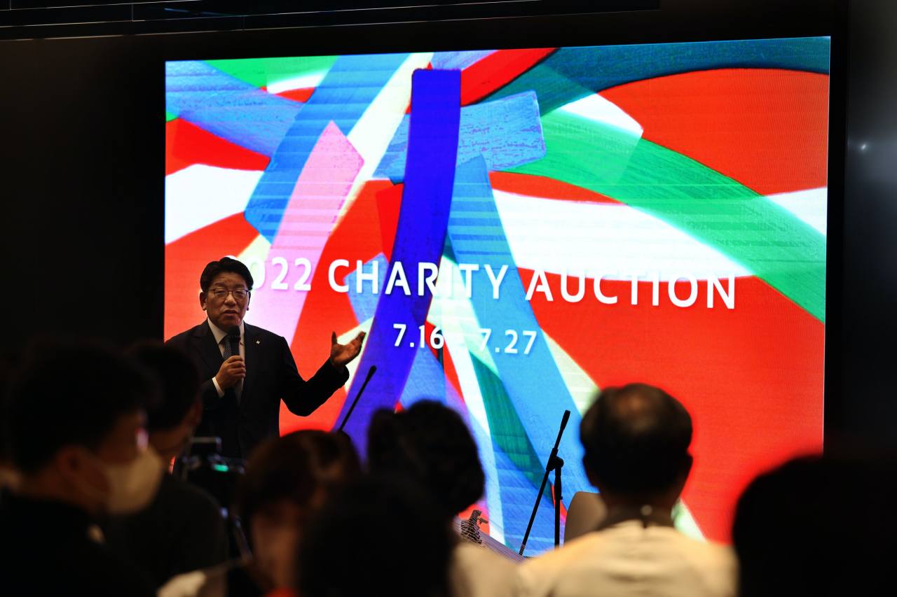 Choi Jin-young, CEO of the Korea Herald, welcomes guests at the 2022 Charity Auction opening reception presented by Herald Artday at the Summit Gallery in Seoul. (Hyungwon Kang)