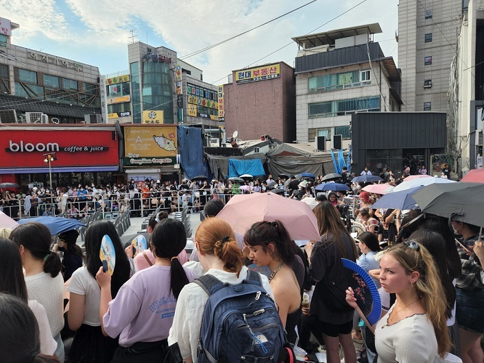 Crowds gather at the band Enhypen’s fan meet venue near Sinchon Station on subway line No. 2, on July 6. (Choi Jae-hee / The Korea Herald)