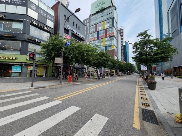 Yonsei-ro’s 500-meter-long section connecting Sinchon Station and the main gate of Yonsei University becomes a pedestrian-only street from 2 p.m. Friday to 10 p.m. Sunday.(Choi Jae-hee / The Korea Herald)