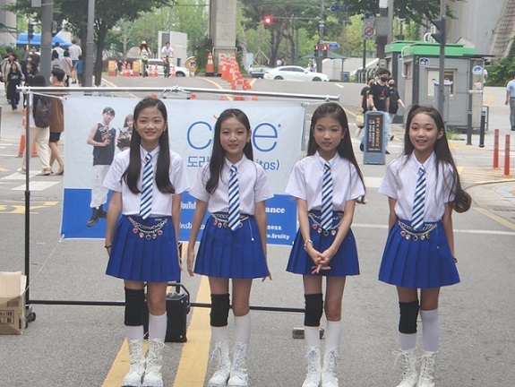 Four young dancers from YouTube channel “Doritos dance” (Choi Jae-hee / The Korea Herald)