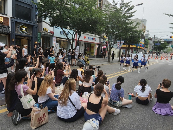 Foreigners take pictures and videos of street performers. (Choi Jae-hee / The Korea Herald)