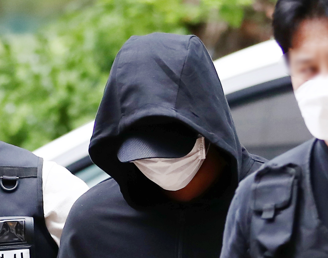 A freshman at Inha University in Incheon, about 30 kilometers west of Seoul, arrives at the Incheon District Court on Sunday, to answer questions over charges he raped a female schoolmate and caused her to fall to her death. (Yonhap)