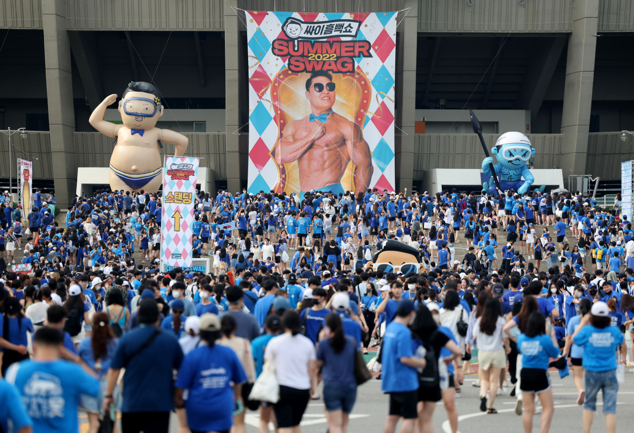 Thousands of concertgoers flock to Jamsil Olympic Stadium in Seoul to enjoy Psy’s “Summer Swag 2022” concert on Sunday. (Yonhap)