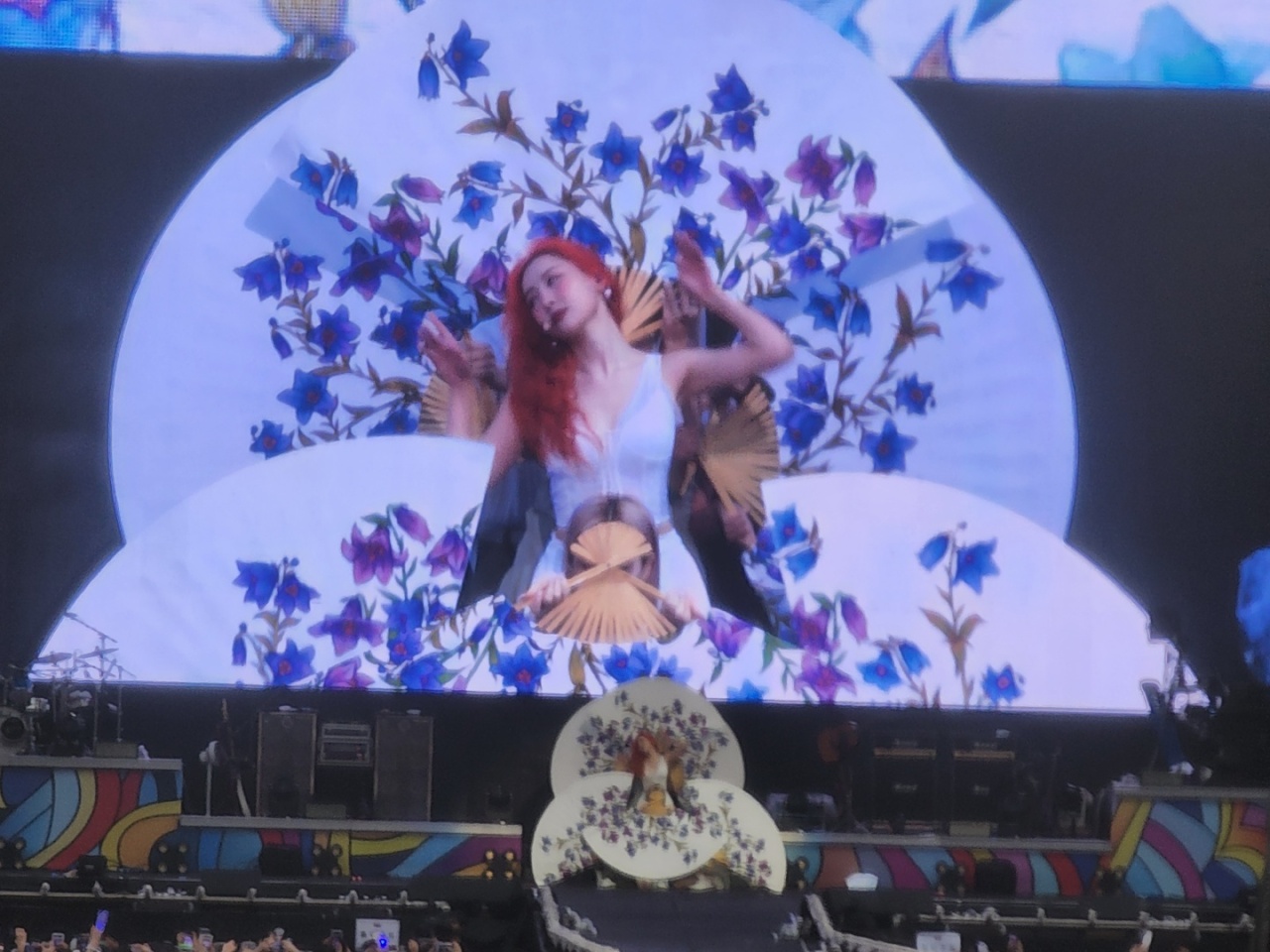 K-pop singer Sunmi perfoms as the guest performer at Psy’s “Summer Swag 2022” concert, held at Jamsil Olympic Stadium in Seoul on Sunday. (Jie Ye-eun/The Korea Herald)