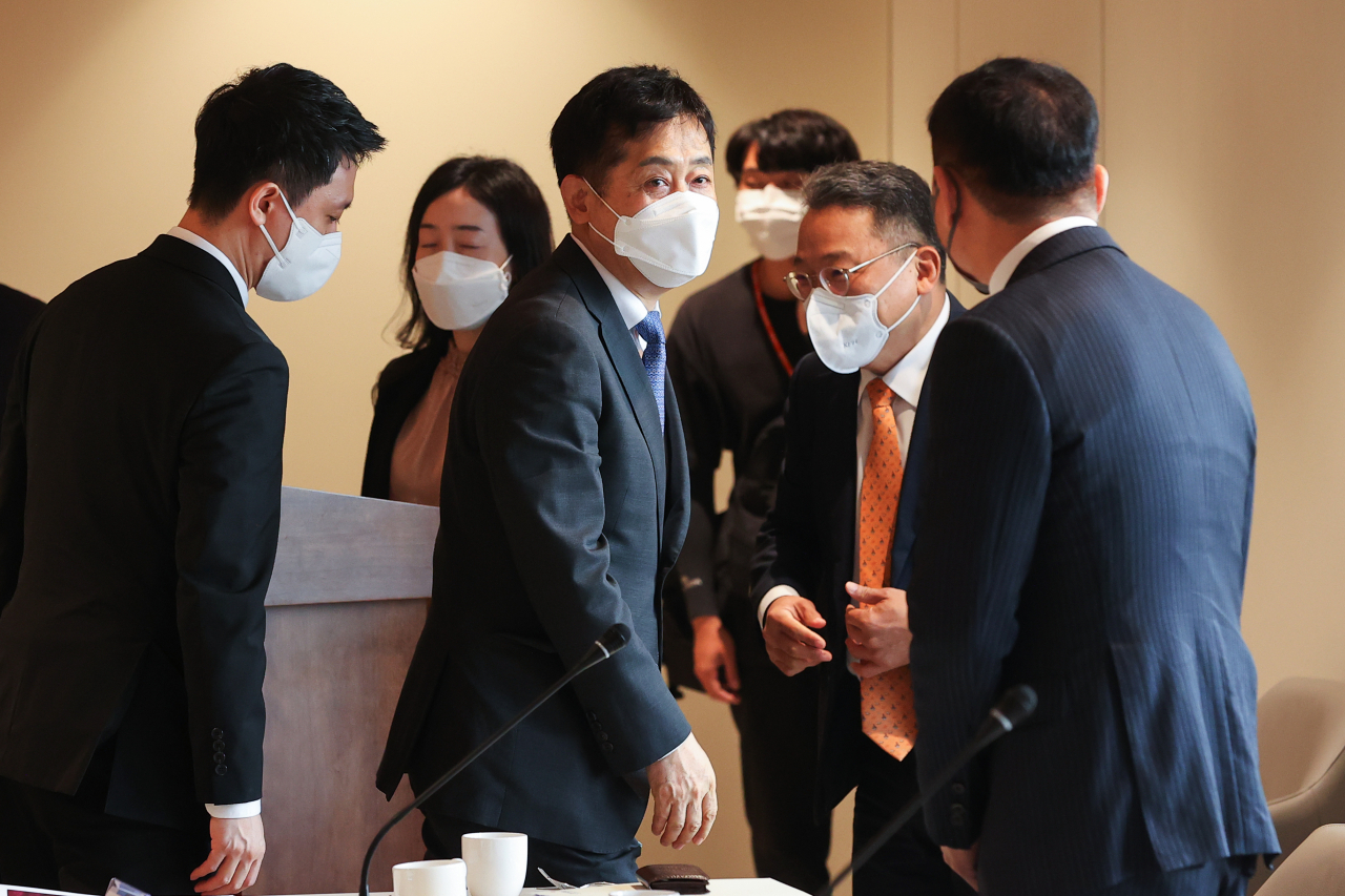FSC chief Kim Joo-hyeon (C) greets other officials before attending a meeting to discuss deregulation in the financial sector on Tuesday. (Yonhap)