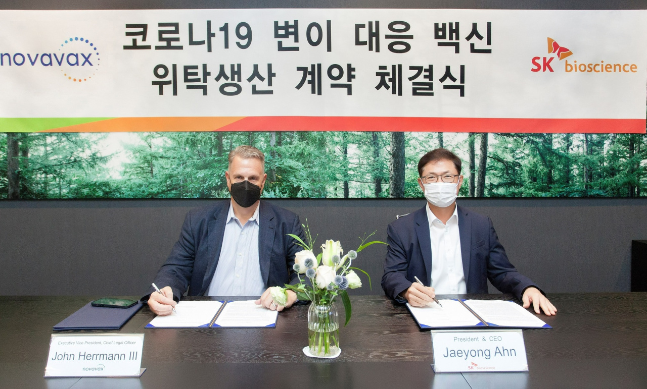 SK Bioscience CEO Ahn Jae-yong (right) signs a contract manufacturing organization deal with Novavax Executive Vice President John Herrmann for the production of Novavax’s new COVID-19 vaccine against BA.5 subvariants. (SK Bioscience)
