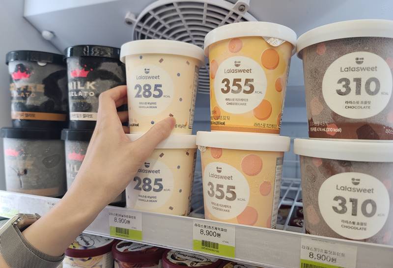 A customer picks up low-calorie ice cream sold at a CU convenience store in Seoul. (CU)