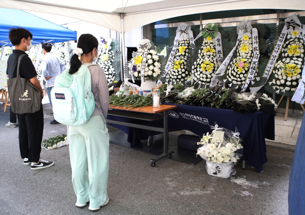 Students pay tribute to the death of a victim who was murdered at Inha University, Monday. (Yonhap)