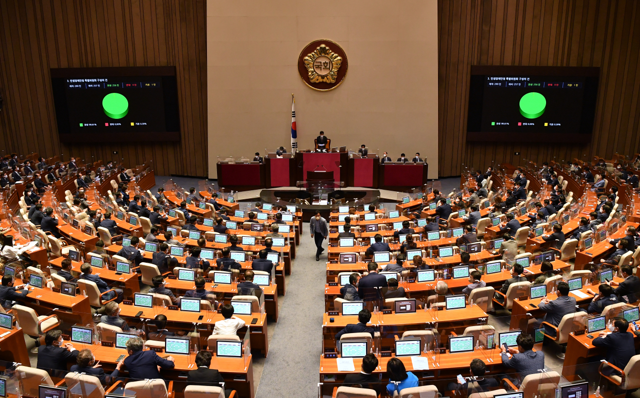 This photo shows the National Assembly passing a motion to launch a special parliamentary committee on people's livelihoods on Wednesday. (Yonhap)
