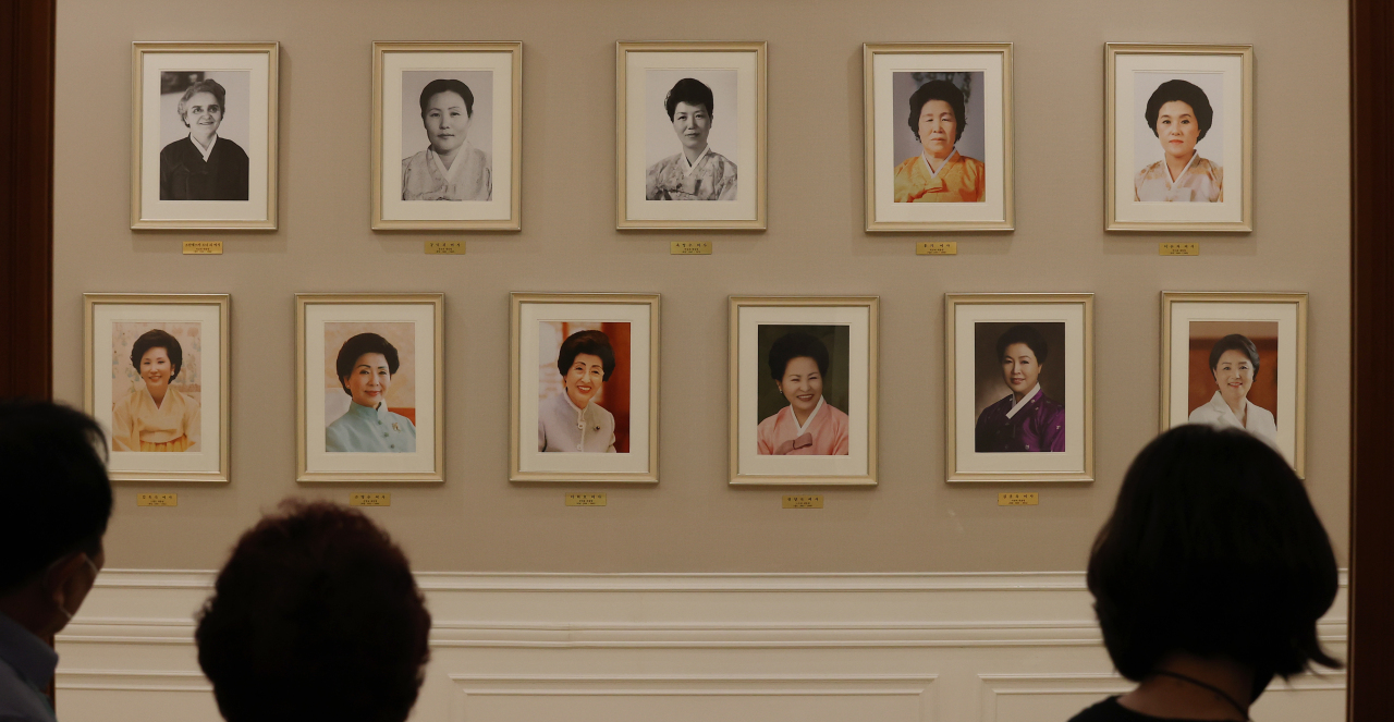 Potraits of former first ladies are hung on a wall at the Main Office Building’s Mugunghwa Room. (Yonhap)