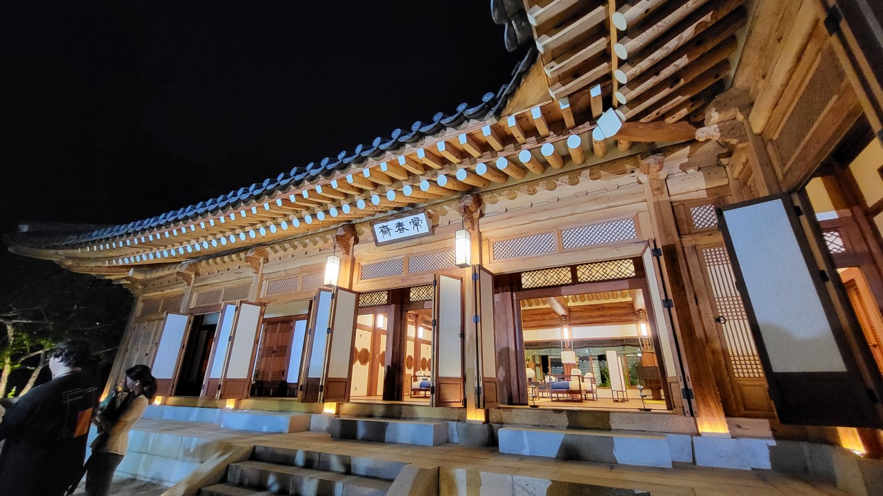 The interior of Sangchunjae, a traditional hanok where guests were received, is open to the public for the first time on Tuesday evening (Kim Hae-yeon/ The Korea Herald)