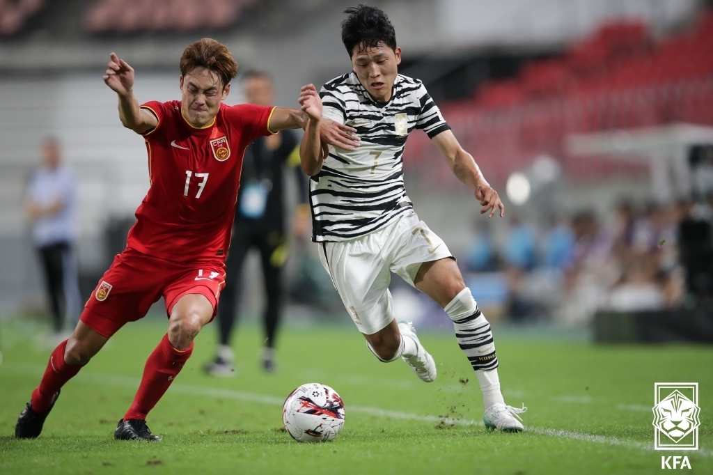 Na Sang-ho of South Korea (right) battles Xu Haofeng of China for the ball during the teams' first match at the East Asian Football Federation E-1 Football Championship at Toyota Stadium in Toyota, Japan, Wednesday. (Korea Football Association)