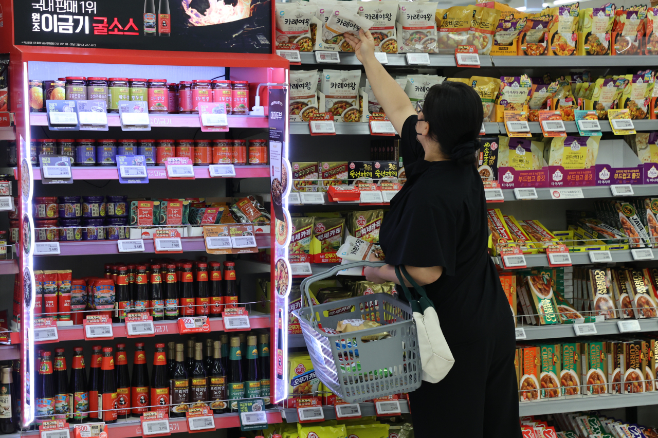 A consumer picks up a curry sauce mix at a supermarket in Seoul. (Yonhap)