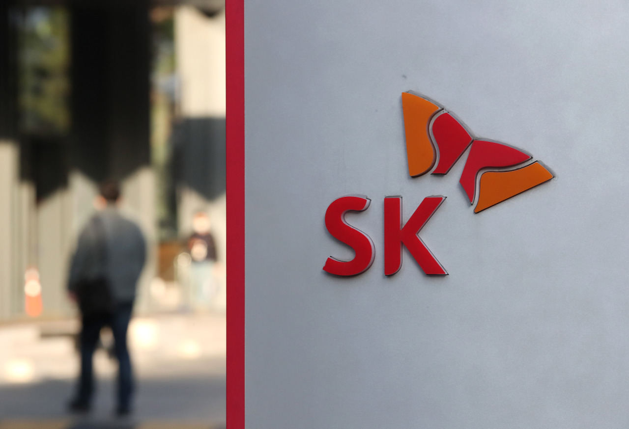 SK Group’s logo at its headquarters in central Seoul (Yonhap)