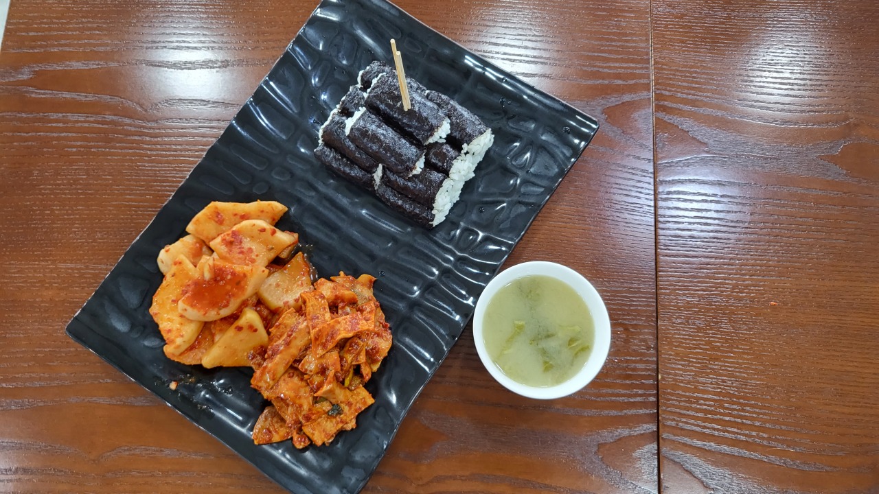 Tongyeong Hanil Gimbap's chungmu gimbap (Kim Hae-yeon/The Korea Herald)
