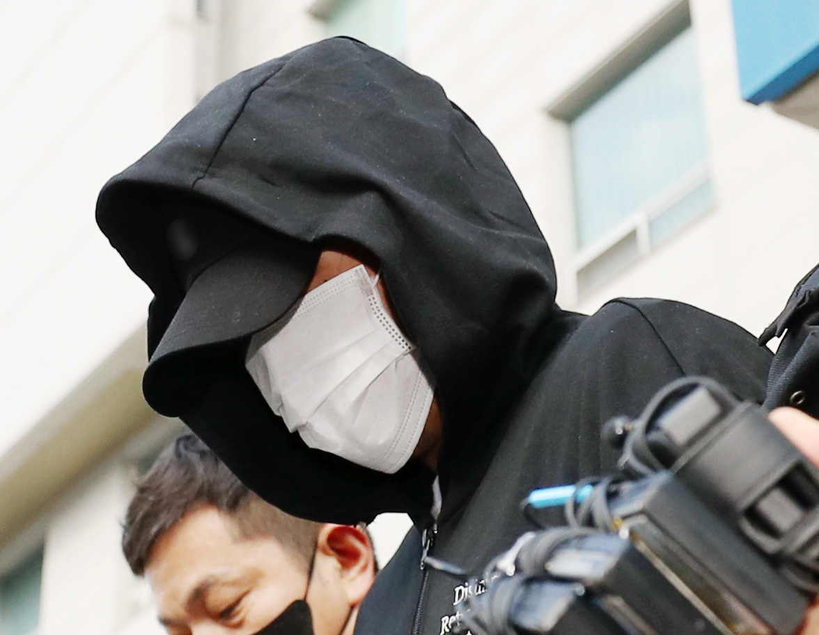 The suspect in a campus rape and death case at Inha University leaves a police station in Incheon, west of Seoul, as he is escorted to the prosecution on Friday. (Yonhap)