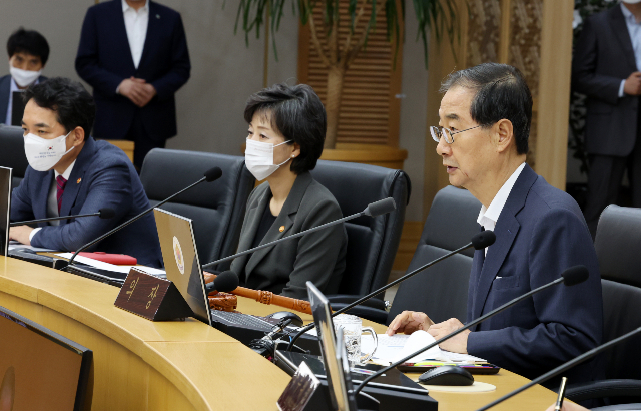 Prime Minister Han Duck-soo (R) speaks at a Cabinet meeting last Tuesday. (Yonhap)