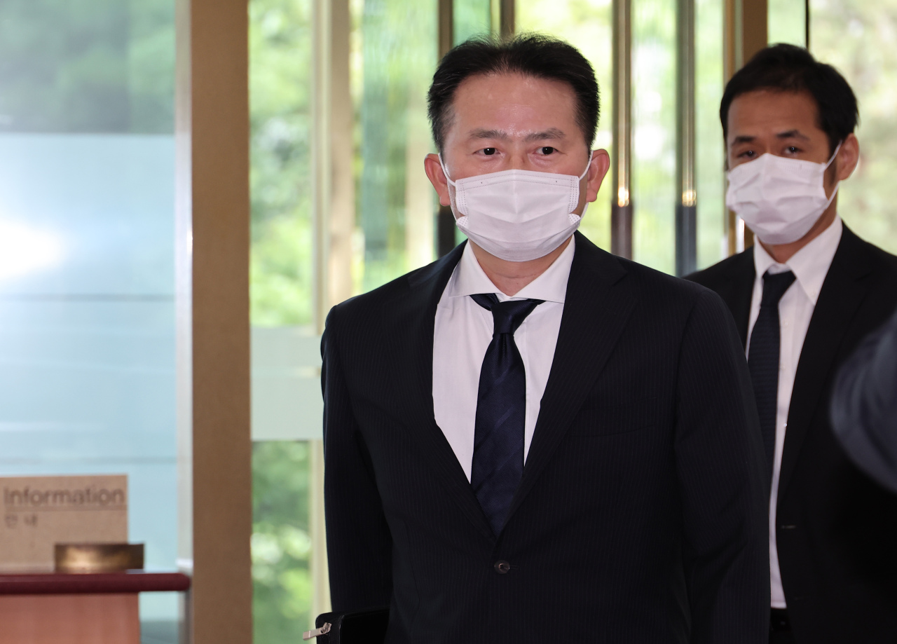 Makoto Hayashi, Japanese minister for political affairs at the Japanese Embassy in Seoul, enters South Korea’s Foreign Ministry headquarters in Seoul on Friday. (Yonhap)