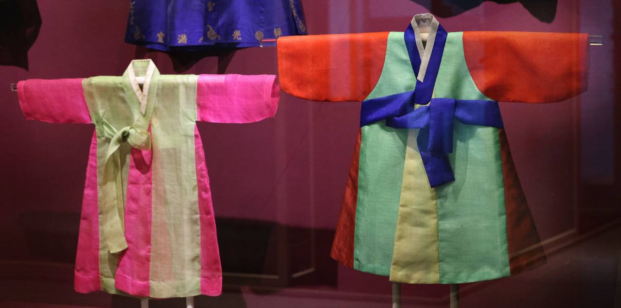 Children’s hanbok with the five colors of nature -- blue, white, red, black and yellow -- are on display at the Seok Ju-seon Memorial Museum at Dankook University in Yongin, Gyeonggi Province.Photo © Hyungwon Kang