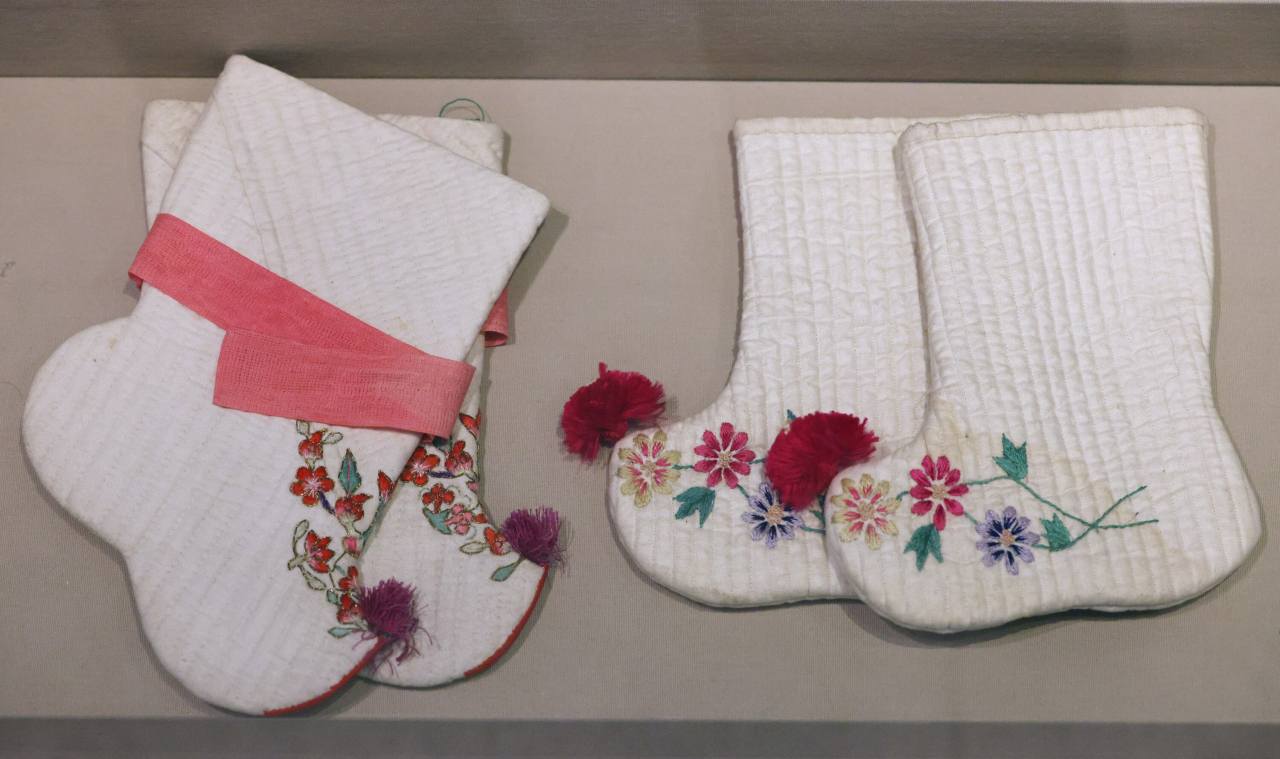 Two sets of children’s socks called taraebeoseon, worn on a baby’s first birthday, are on display at the Seok Ju-seon Memorial Museum at Dankook University in Yongin, Gyeonggi Province.Photo © Hyungwon Kang