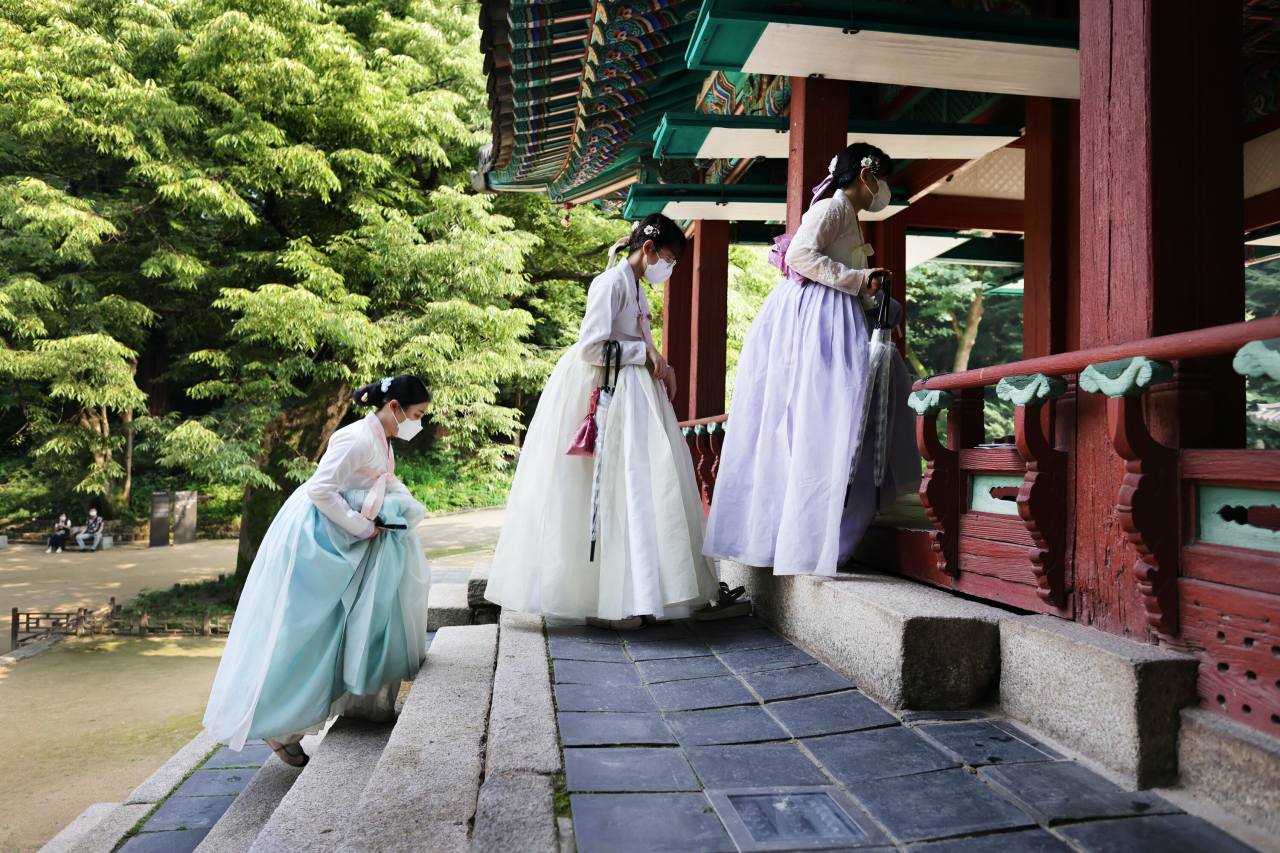 From left: Lee Ui-young, Song Ju-young and Kim Soo-jin walk up the steps to a pavilion at Changdeokgung in Seoul.Photo © Hyungwon Kang