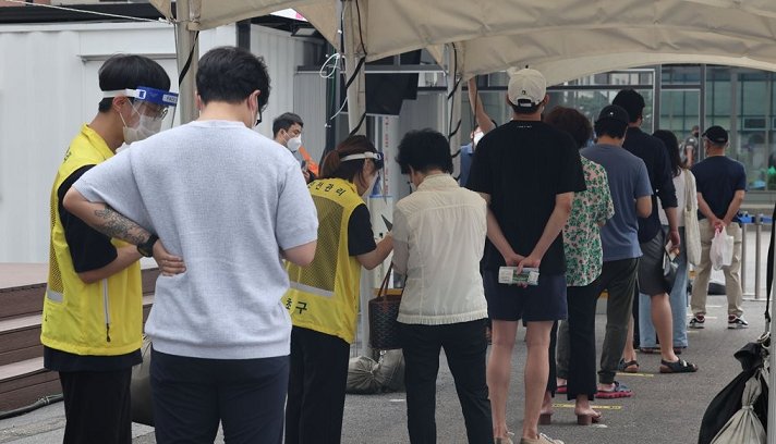 People stand in line to get tested for COVID-19 at a testing center that resumed operations in southern Seoul on July 22, 2022. (Yonhap)