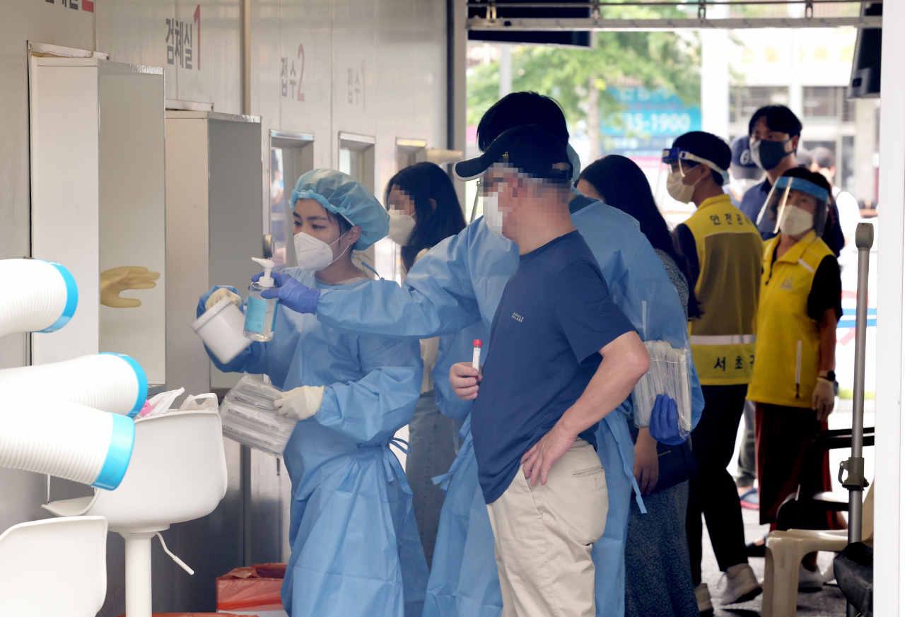 Medical workers are busy at a COVID-19 testing center at an expressway bus terminal in Seoul last Friday, as the center reopened amid a resurgence of new cases. (Yonhap)