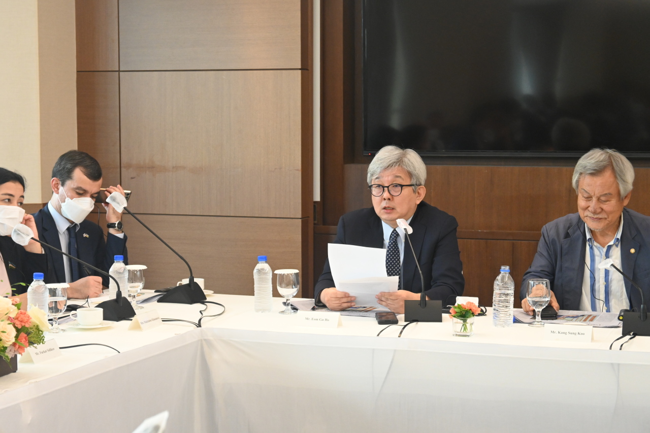 Hanyang University Asia-Pacific Research Center director Eom Gu Ho delivers remarks on proposed constitutional reforms at a round table at Lotte Hotel, Seoul, Wednesday. (Sanjay Kumar/The Korea Herald)