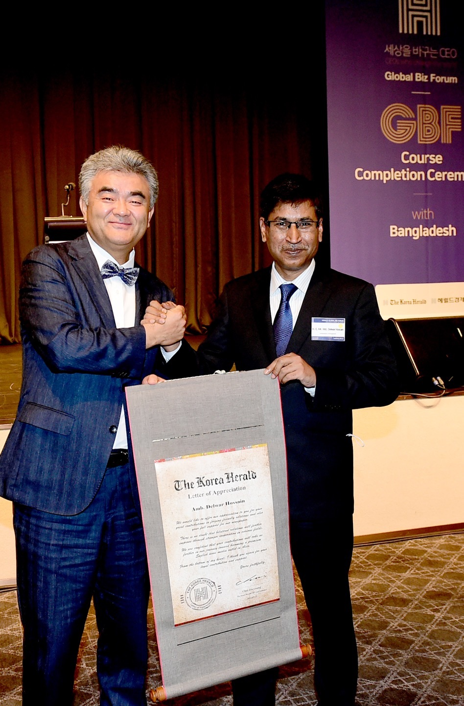 Herald Group Chairman Jung Won-ju (left) presents a letter of appreciation to Bangladesh’s Ambassador to South Korea Delwar Hossain at the second session of the Global Business Forum co-hosted by the Bangladesh Embassy and The Korea Herald at the Grand Hyatt Hotel in Yongsan-gu, Seoul, on July 20. (Jenny Sung).