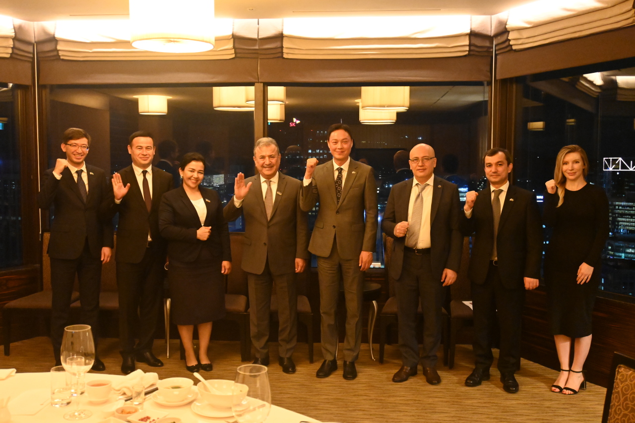 The Uzbekistan Senate’s first deputy chairperson Sodik Safoev poses with delegation members and guests after an interview with The Korea Herald at Lotte Hotel, Seoul, Thursday. (Sanjay Kumar/The Korea Herald).