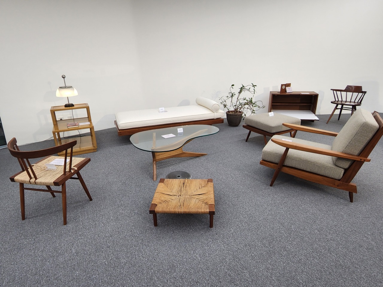 Grass-seated chair and ottoman (foreground, left) by George Nakashima (Hwang Dong-hee/The Korea Herald)