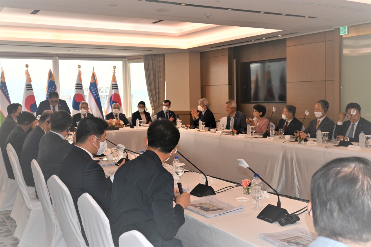 Uzbek Member of Parliament Viktor Pak shares his insights on proposed constitutional reforms at a roundtable at Lotte Hotel, Seoul, Wednesday. (Sanjay Kumar/The Korea Herald)