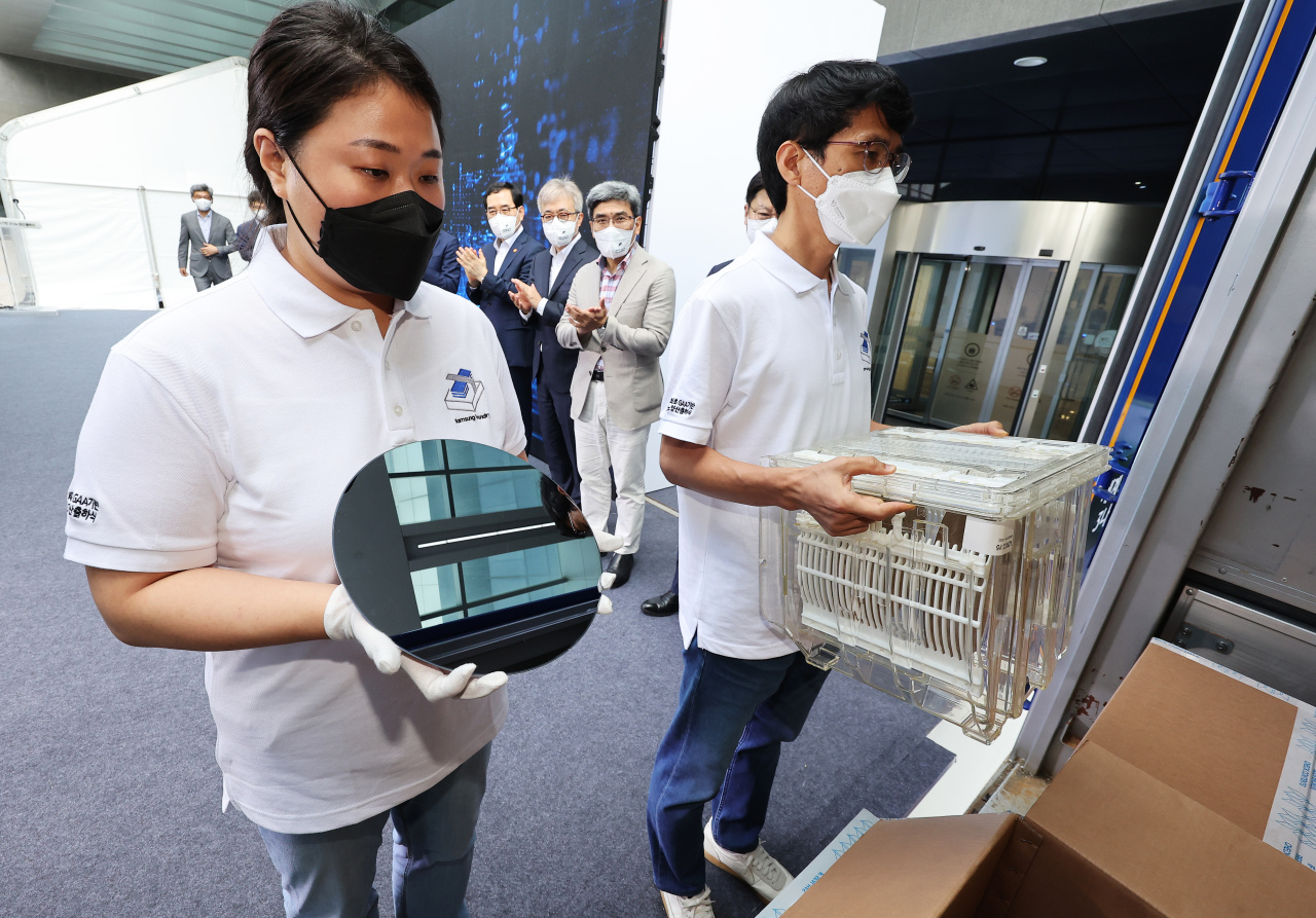Samsung Electronics officials move 3-nanometer chip wafers to a shipping truck at the tech giant`s chip-making complex in Hwaseong, Gyeonggi Province, on Monday. (Yonhap)