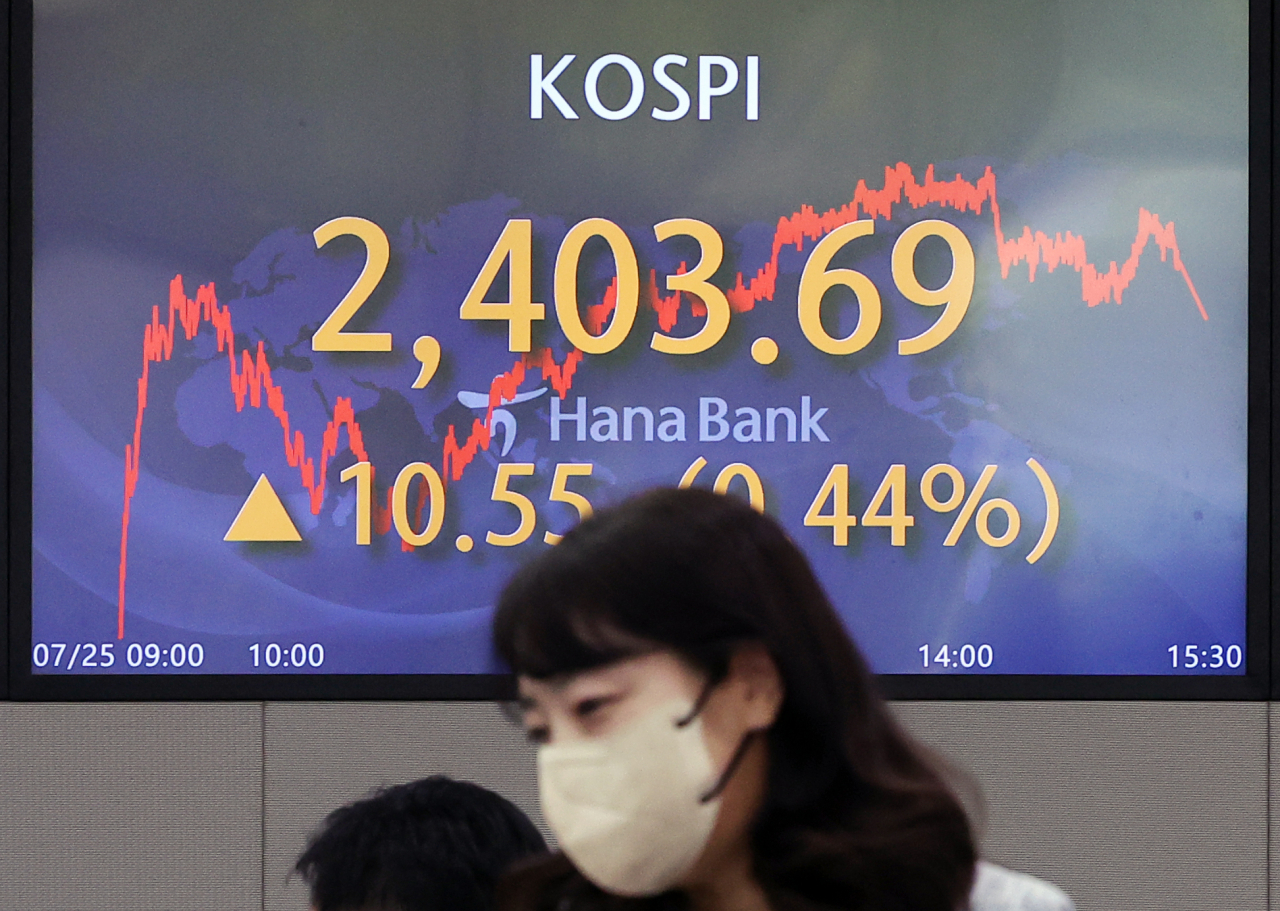 An electronic board showing the Korea Composite Stock Price Index (Kospi) at a dealing room of the Hana Bank headquarters in Seoul on Monday. (Yonhap)