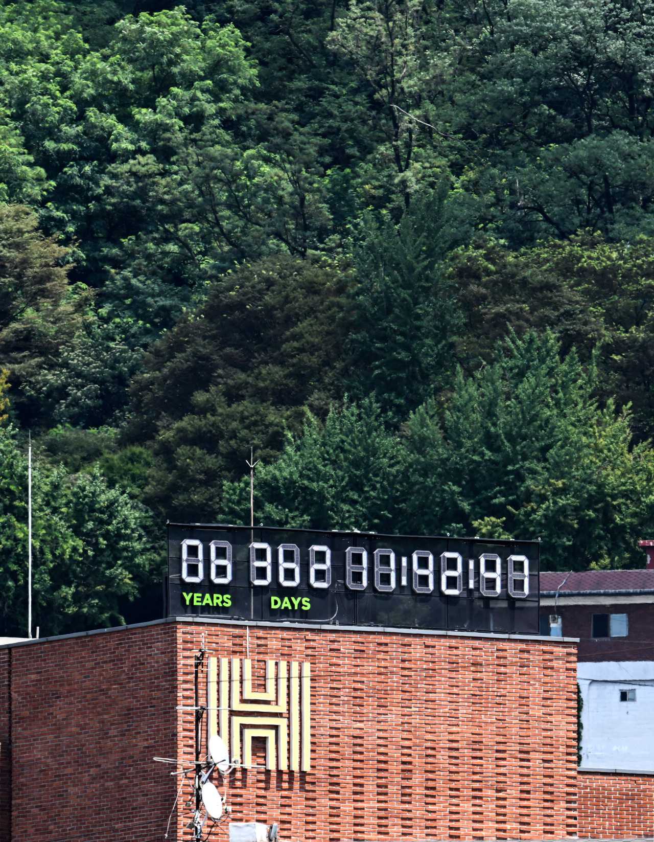 The Climate Clock on the roof of Herald Corp. headquarters in Seoul (The Korea Herald)